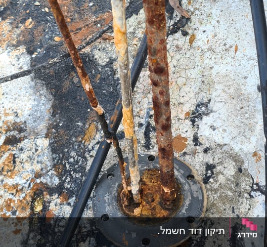 צינורות חלודים של דוד שמש על גג